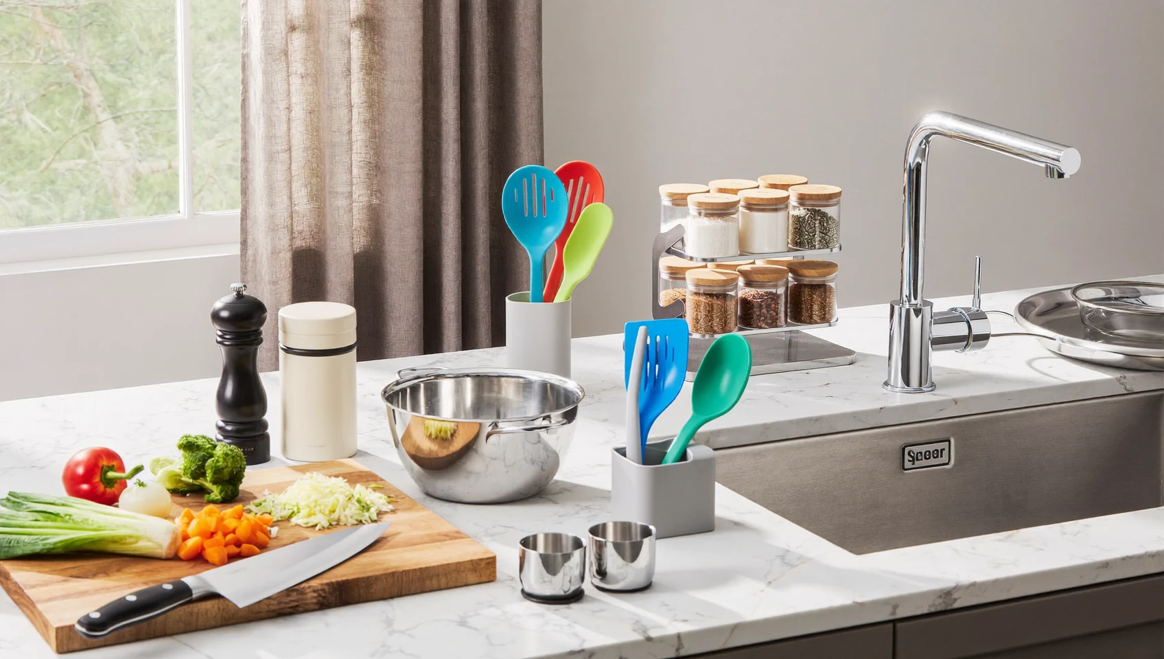Illustrazione di una cucina domestica luminosa con utensili in vista