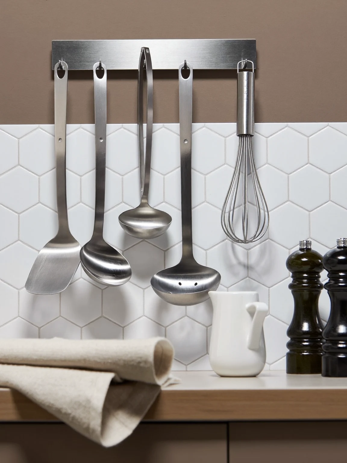 Dettaglio illustrato di utensili da cucina in materiali diversi